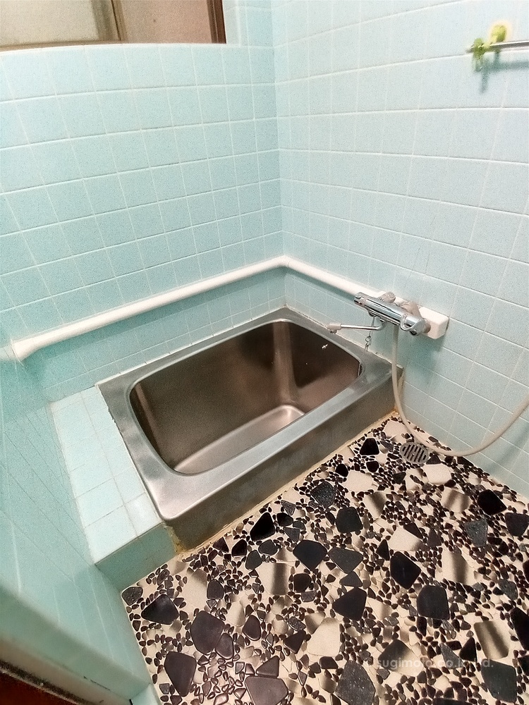 給湯配管がシャワー水栓の裏側から出来なく