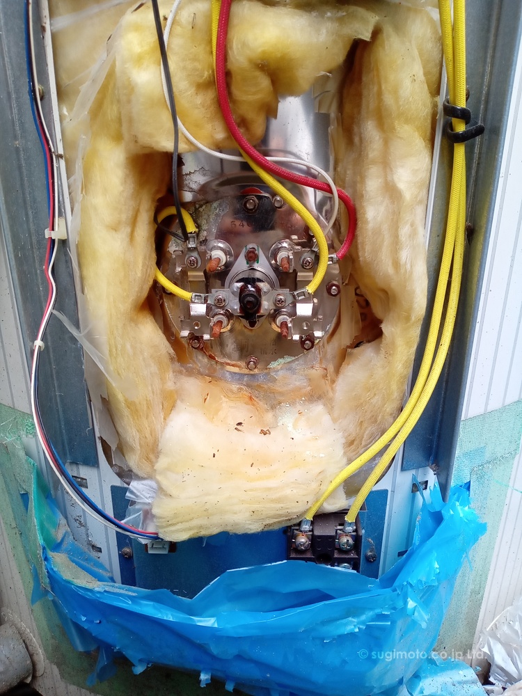 温水器は電熱ヒ−タ−で沸かしいます