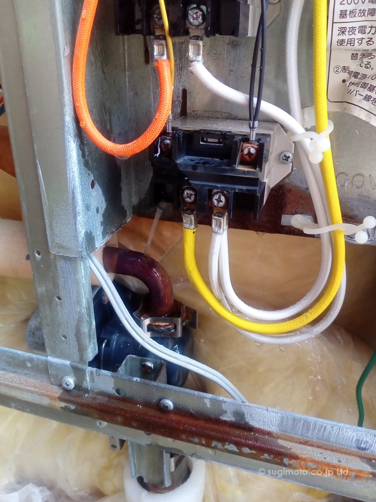 たいへん配管に穴が・・・