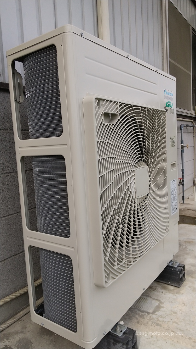 室外機。業務用となると、室外機も大きいです。